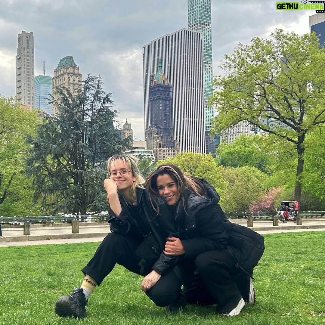 Vanessa Terkes - 8.6K Likes - Sujetka y si nos tomamos una foto casual, nada posada en este parque lindo? 🤣 Mi hija es el amor de mi vida💕 como todos los hijos para sus papás; le agradezco a Dios lo bella persona que eres! Te amo ♥️