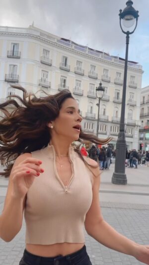 Vanessa Terkes Instagram - Etiqueta a tu amiga(o) a la que le gustaría ser arresta 😱🤣 Gracias a los policías de Madrid y a todos los policías del mundo por siempre cuidarnos! 👮🏼‍♂️🚔 #madrid🇪🇸 #peruanaporelmundo #comédia #policia #españa #europa #alapoliciaselarespeta #guapos
