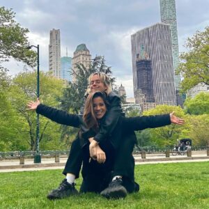 Vanessa Terkes Instagram - Sujetka y si nos tomamos una foto casual, nada posada en este parque lindo? 🤣 Mi hija es el amor de mi vida💕 como todos los hijos para sus papás; le agradezco a Dios lo bella persona que eres! Te amo ♥️