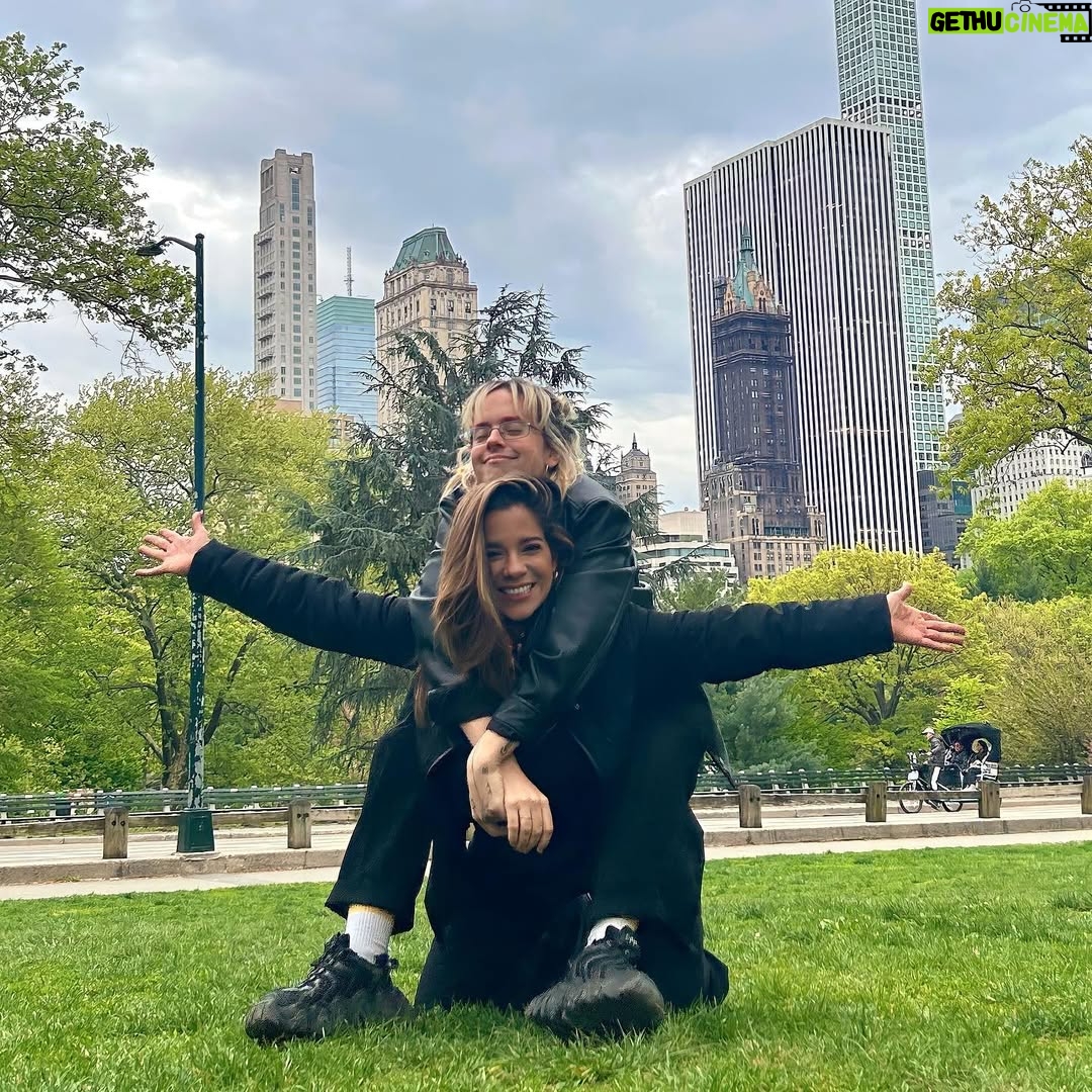 Vanessa Terkes - 8.6K Likes - Sujetka y si nos tomamos una foto casual, nada posada en este parque lindo? 🤣 Mi hija es el amor de mi vida💕 como todos los hijos para sus papás; le agradezco a Dios lo bella persona que eres! Te amo ♥️