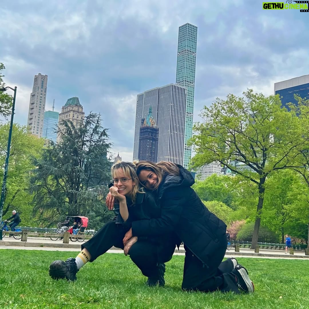 Vanessa Terkes - 8.6K Likes - Sujetka y si nos tomamos una foto casual, nada posada en este parque lindo? 🤣 Mi hija es el amor de mi vida💕 como todos los hijos para sus papás; le agradezco a Dios lo bella persona que eres! Te amo ♥️