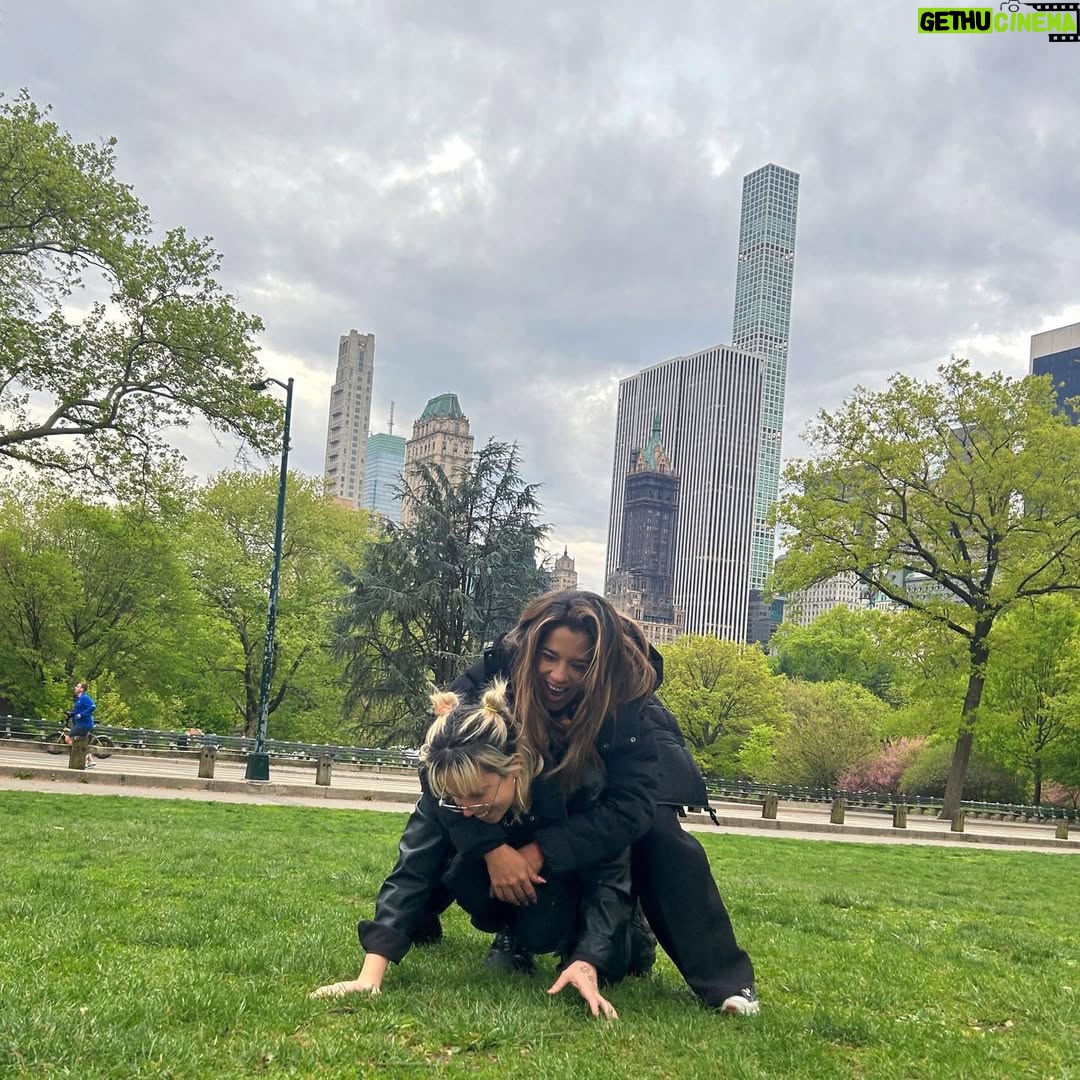 Vanessa Terkes - 8.6K Likes - Sujetka y si nos tomamos una foto casual, nada posada en este parque lindo? 🤣 Mi hija es el amor de mi vida💕 como todos los hijos para sus papás; le agradezco a Dios lo bella persona que eres! Te amo ♥️