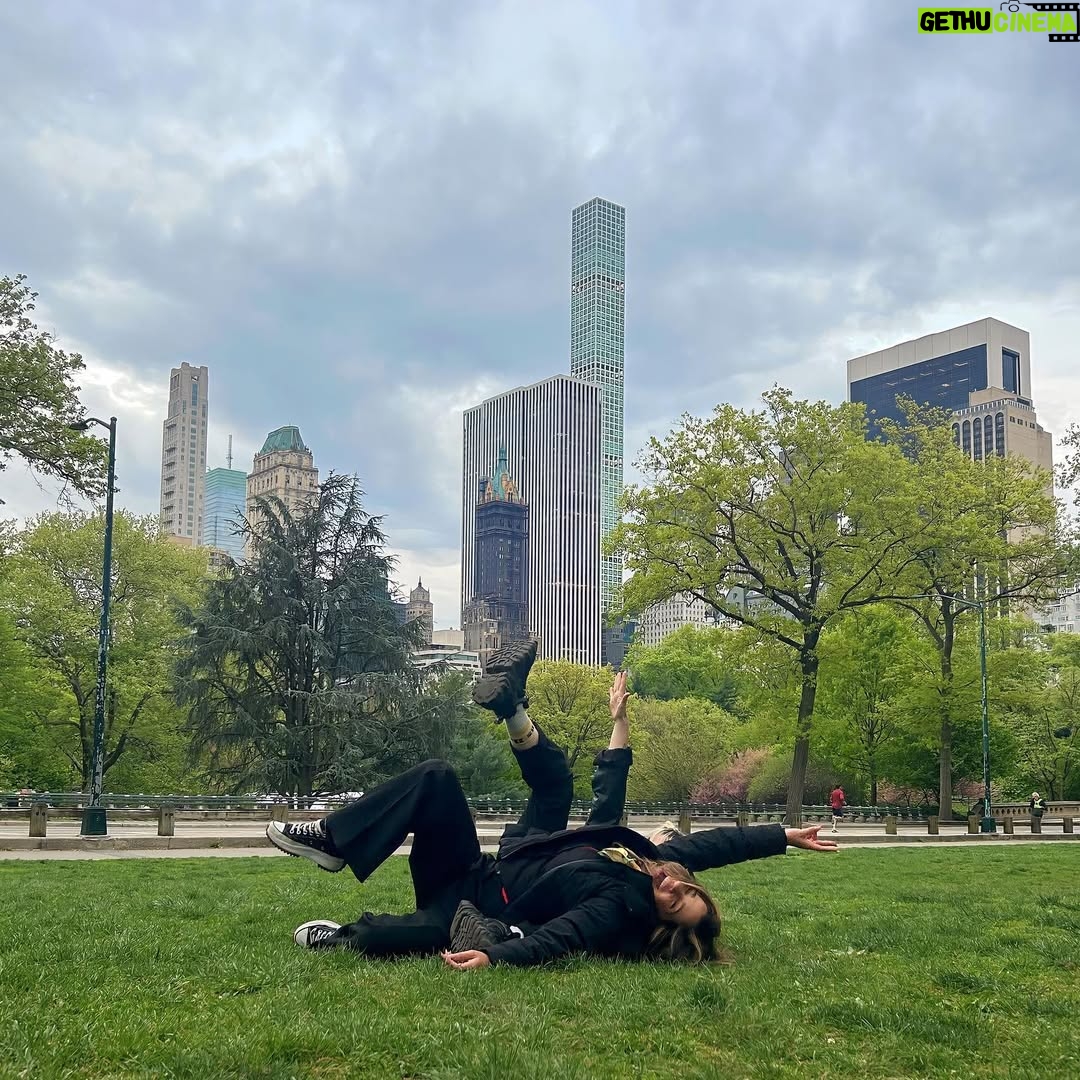 Vanessa Terkes - 8.6K Likes - Sujetka y si nos tomamos una foto casual, nada posada en este parque lindo? 🤣 Mi hija es el amor de mi vida💕 como todos los hijos para sus papás; le agradezco a Dios lo bella persona que eres! Te amo ♥️