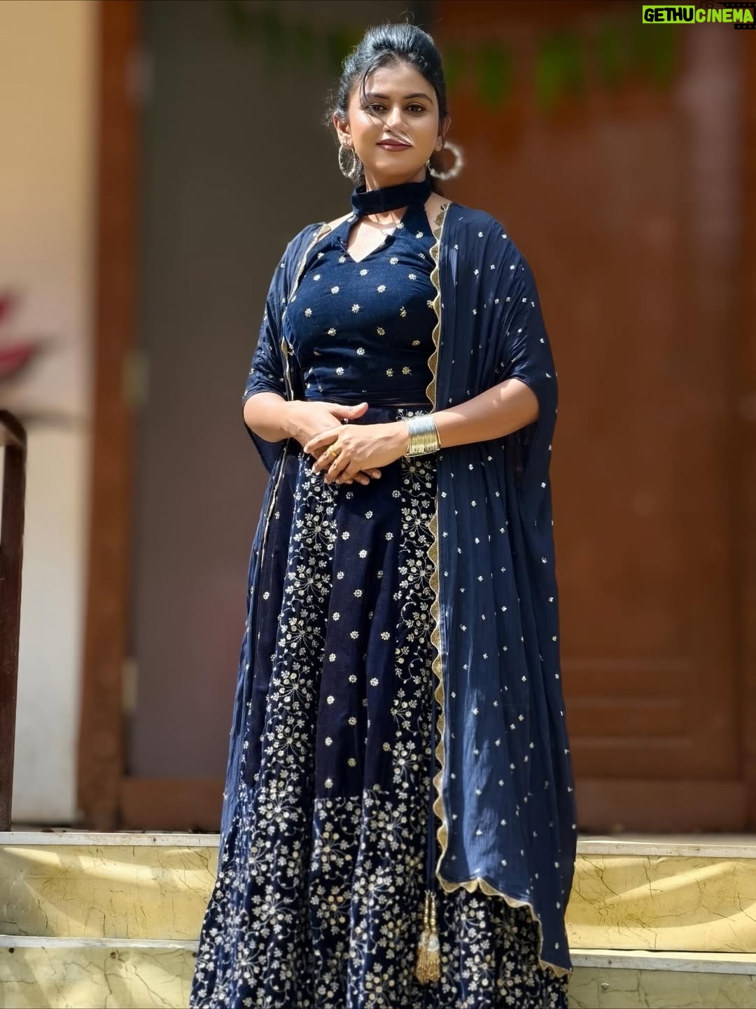 Vani YM - 2.8K Likes - Be good, Do good and see good. If you feel im looking good and the credit goes to  @tieknot_fashions 

Costume designed by : @tieknot_fashions @tieknot_rentals