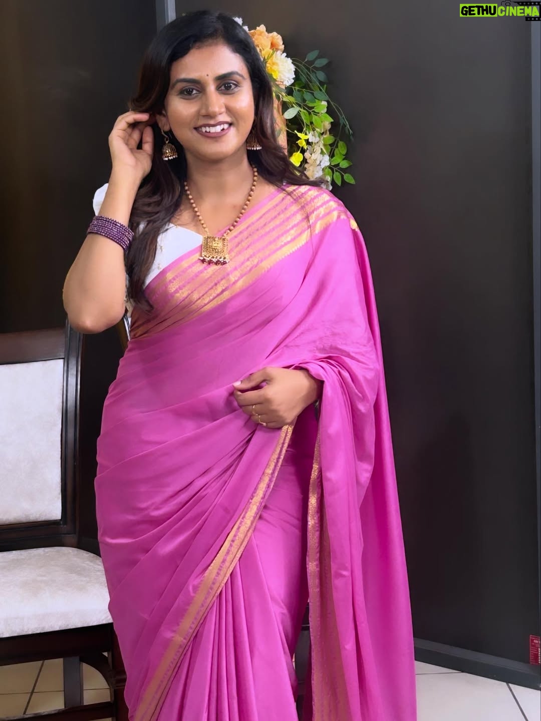 Vani YM - 3.9K Likes - Saree and smile = perfect what do you  think🤔