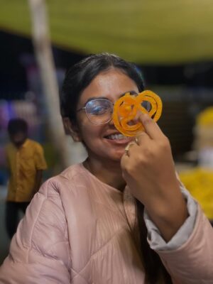 Vani YM Instagram - ನೋಡಿ ಸ್ವಾಮಿ ನಾವಿರೋದೆ ಹಿಂಗೆ 🤷🏻‍♀️