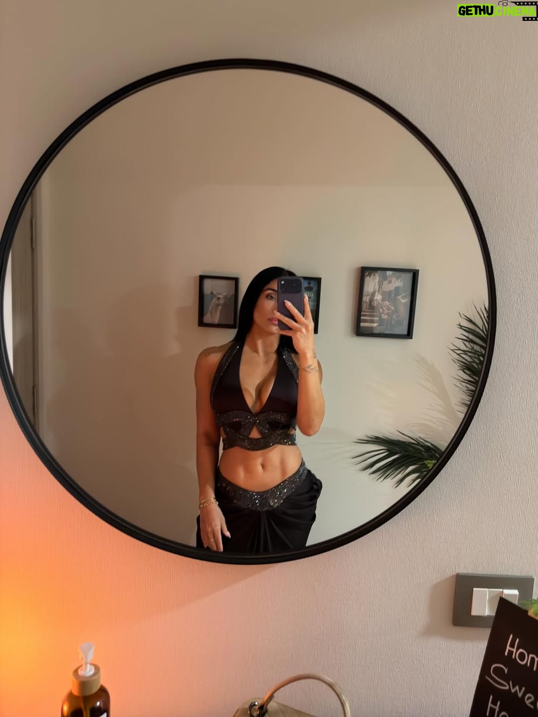 Vania Bludau - 28.5K Likes - Diciembre empezó muy bonito ✨