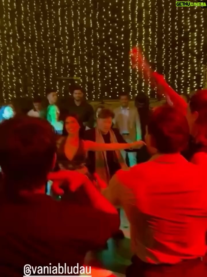 Vania Bludau - 28.5K Likes - Diciembre empezó muy bonito ✨