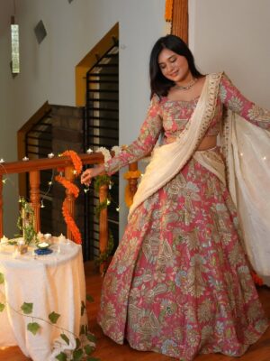 Varsha Kaveri Instagram - Habba jora? 🫣♥️🧿
Wearing: @kalasa_by_shilpa 🫶

#varshakaveri