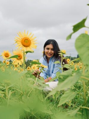 Varsha Kaveri Instagram - Like a sunflower, I choose to face the light.🌻

#varshakaveri