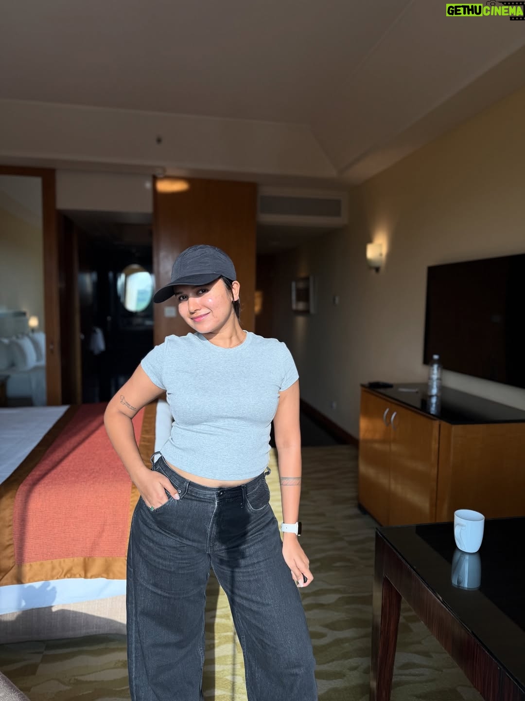 Varsha Kaveri - 99.7K Likes - Catching flights and good lighting ✈️✨

#varshakaveri #instagram