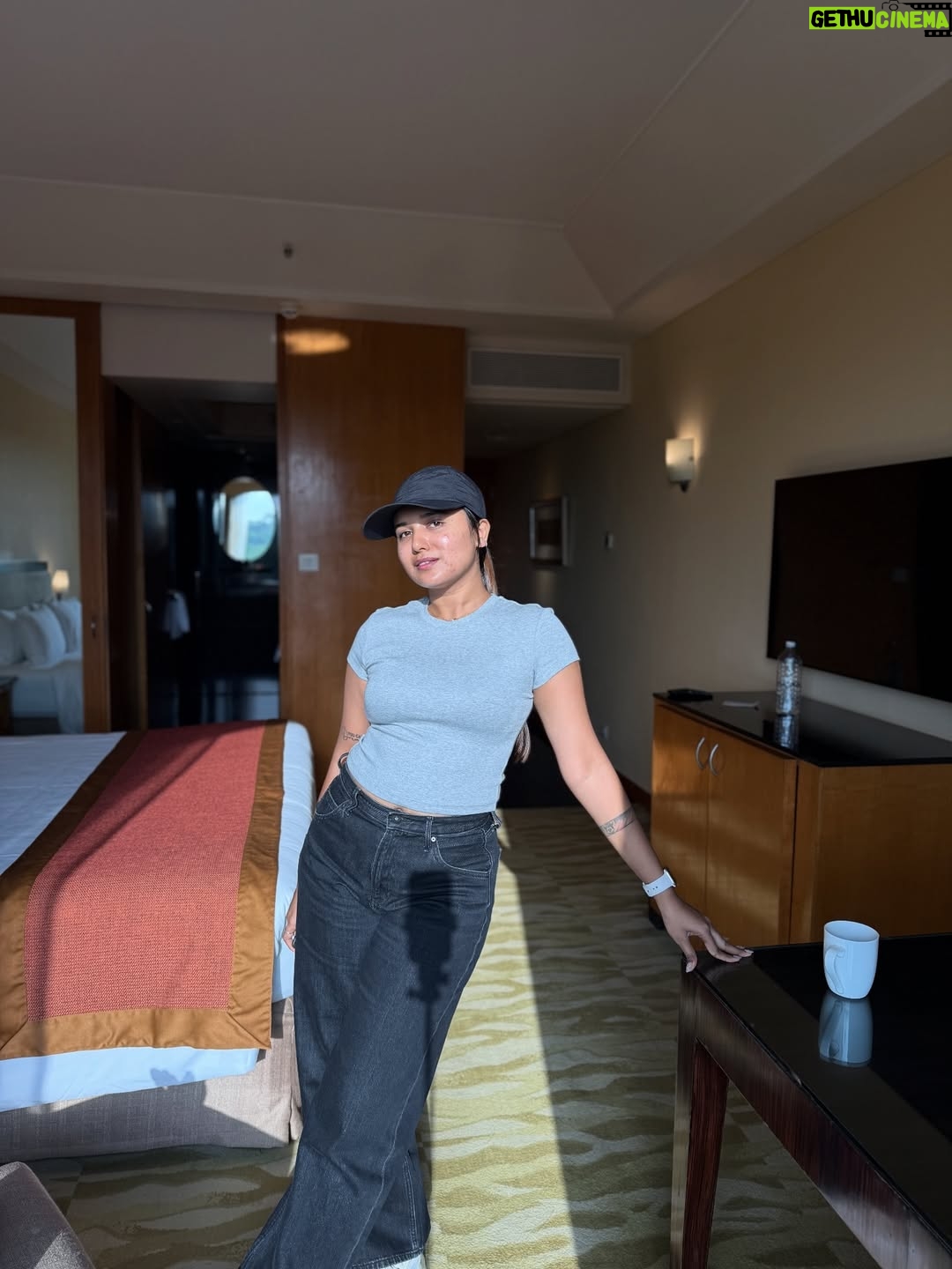 Varsha Kaveri - 99.7K Likes - Catching flights and good lighting ✈️✨

#varshakaveri #instagram