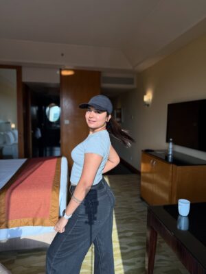 Varsha Kaveri Instagram - Catching flights and good lighting ✈️✨

#varshakaveri #instagram