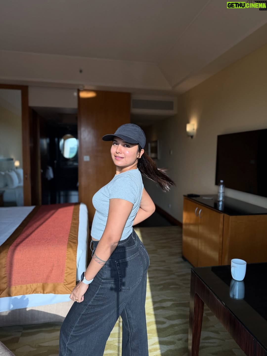 Varsha Kaveri - 99.7K Likes - Catching flights and good lighting ✈️✨

#varshakaveri #instagram