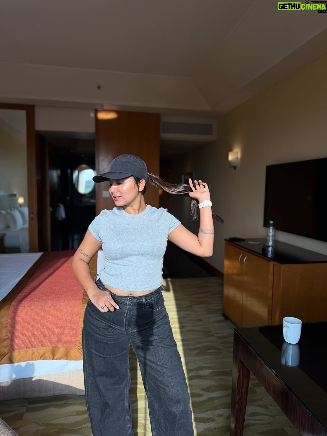 Varsha Kaveri - 99.7K Likes - Catching flights and good lighting ✈️✨

#varshakaveri #instagram