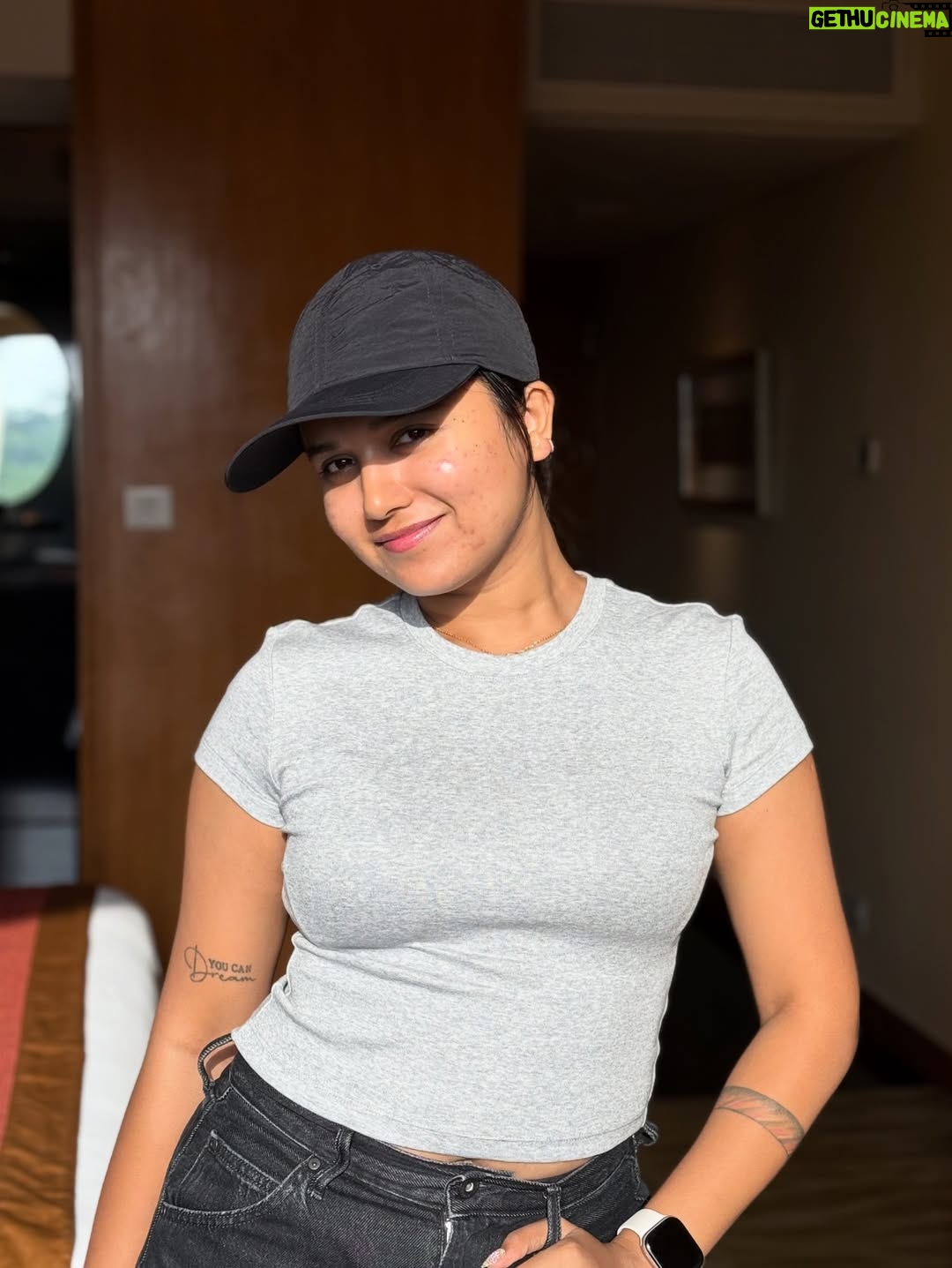 Varsha Kaveri - 99.7K Likes - Catching flights and good lighting ✈️✨

#varshakaveri #instagram