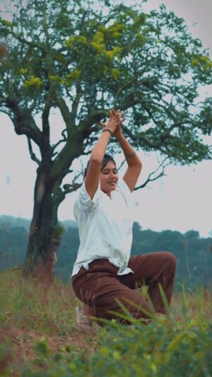 Varsha Kaveri Instagram - Hoping on the trend 🧿🫣

#chikirichikiri 
📍 @bobs_and_pops_campsite 

#varshakaveri #reelitfeelit #kannada
