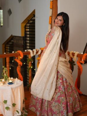 Varsha Kaveri Instagram - Habba jora? 🫣♥️🧿
Wearing: @kalasa_by_shilpa 🫶

#varshakaveri