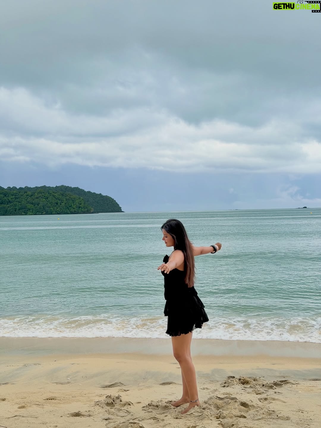 Varsha Kaveri - 107.6K Likes - ಅರೆ ಅರೆ ಏನಿದು ಹೊಸ ದಾಳಿ 🌊🧿

#varshakaveri