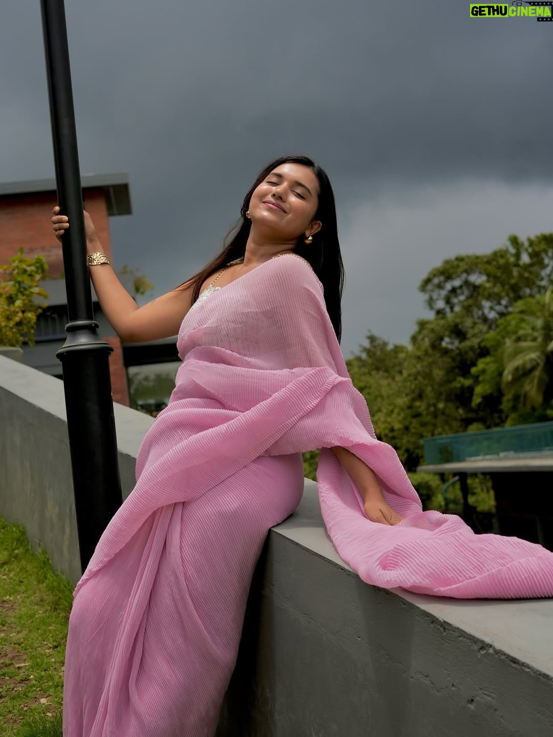 Varsha Kaveri - 98.9K Likes - The view 🌧️🧿

#varshakaveri