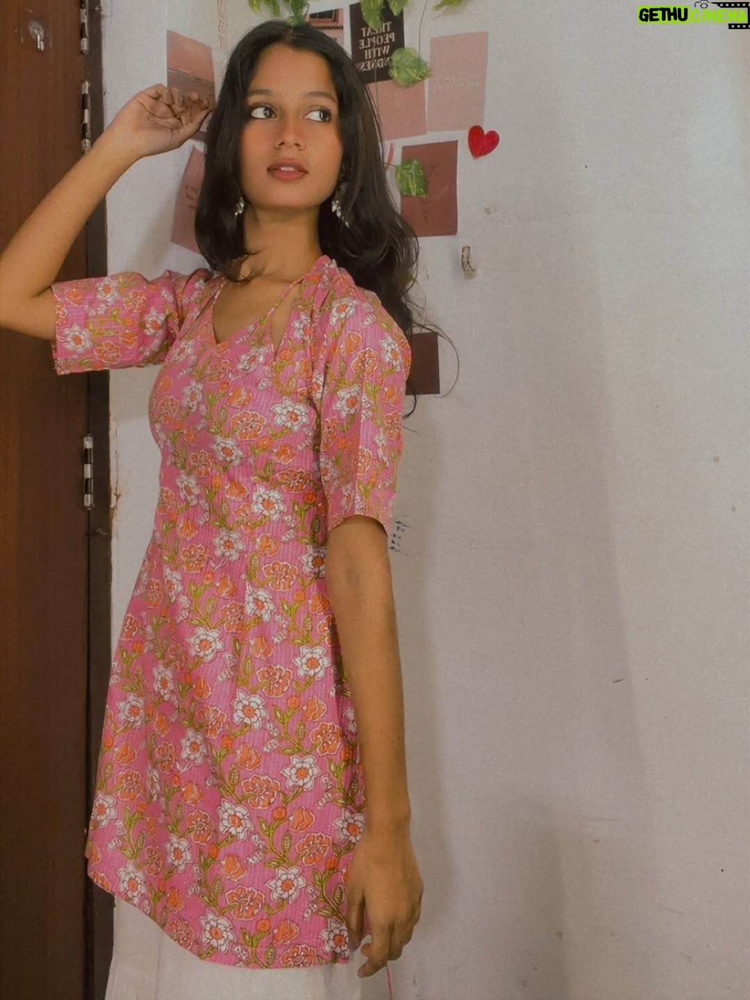 Varsha Sapna - 2.3K Likes - 👀💕🎀✨….. @rajamthreads 
#instagram #reelitfeelit #reelkarofeelkaro #goviral #ᴇxᴘʟᴏʀᴇᴘᴀɢᴇ