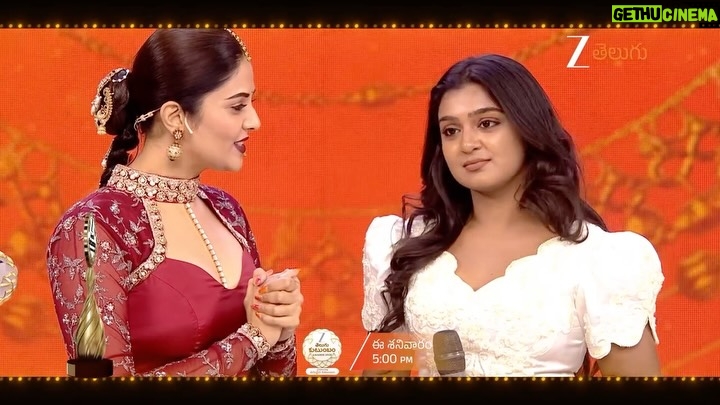 Varshini Suresh - 29K Likes - A proud & unforgettable moment for our Vijayashanthi aka Varshini 🌟

Watch #ZeeTeluguKutumbamAwards2025 On This Sat at 5PM On #ZeeTelugu

#ZTKA2025
#ZeeTeluguPromo