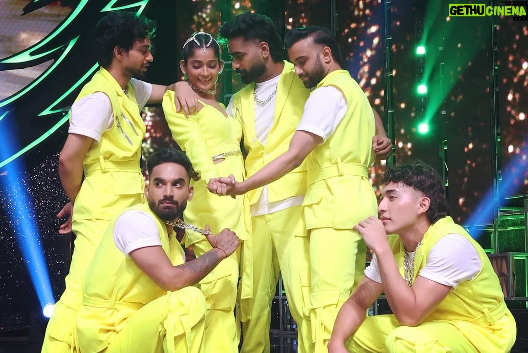 Vartika Jha - 35.7K Likes - ATTITUDE AISA JAISE FINALIST HAI HUM 🔥🔥🔥🔥🔥

@rupesh_soniii @jhavartika @paramdeepsingh_official @theakashthapa @subhranilpaul1111 ❤️❤️🫂🫂

#vaibhavghuge #vartikajha #rupeshsoni #paramdeepsingh #akashthapa #vaibhavghuge #blessed #gratitude