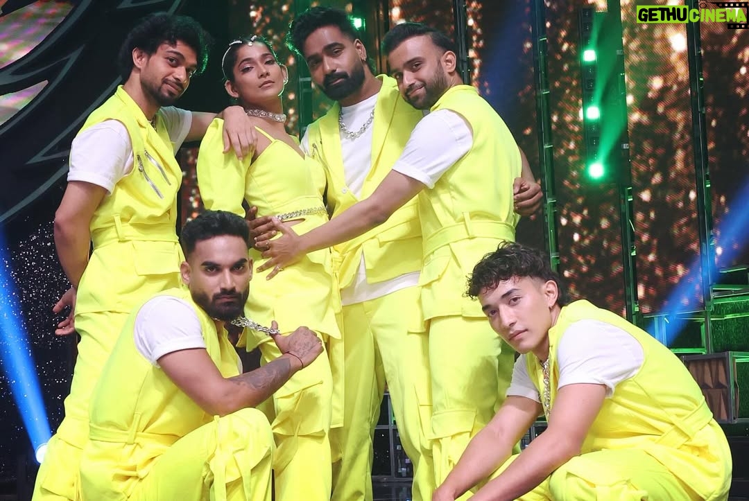 Vartika Jha - 35.7K Likes - ATTITUDE AISA JAISE FINALIST HAI HUM 🔥🔥🔥🔥🔥

@rupesh_soniii @jhavartika @paramdeepsingh_official @theakashthapa @subhranilpaul1111 ❤️❤️🫂🫂

#vaibhavghuge #vartikajha #rupeshsoni #paramdeepsingh #akashthapa #vaibhavghuge #blessed #gratitude