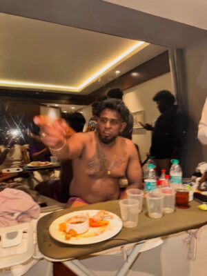 Vasantha Kumar P Instagram - 2026ம் நம்ம கைல தான்..சாம்பாகினி 🍾