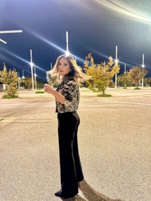 Vaso Laskaraki Instagram - Sparkling in the night 🌙✨
——————————————
#shiny #walkingaround #wensdayvibes #jacket by @dorinasavva