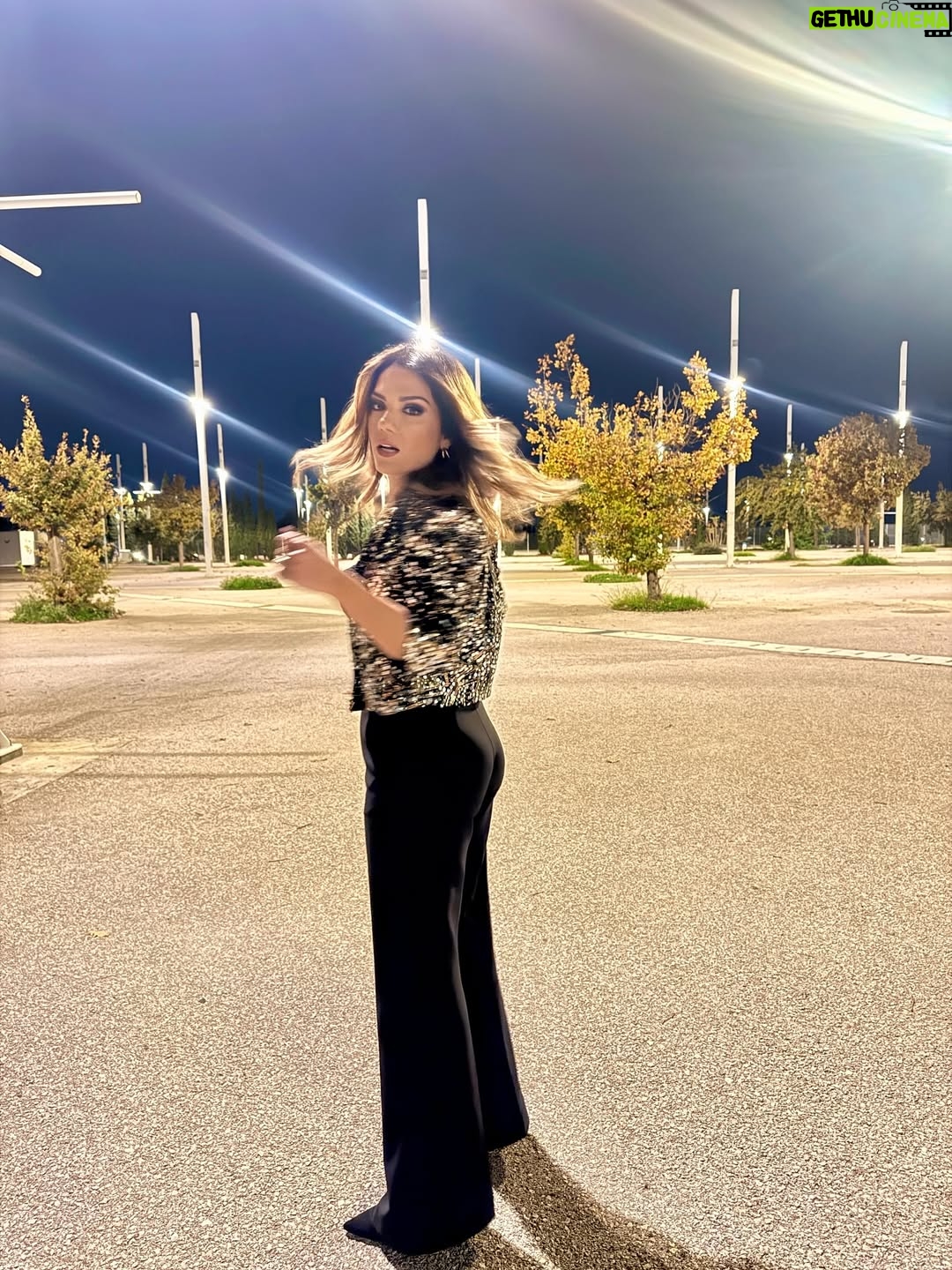 Vaso Laskaraki - 33.5K Likes - Sparkling in the night 🌙✨
——————————————
#shiny #walkingaround #wensdayvibes #jacket by @dorinasavva