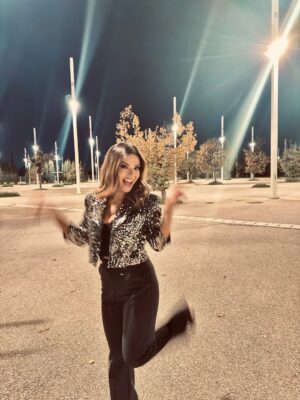 Vaso Laskaraki Instagram - Sparkling in the night 🌙✨
——————————————
#shiny #walkingaround #wensdayvibes #jacket by @dorinasavva