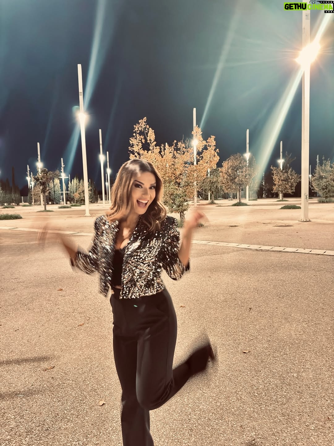 Vaso Laskaraki - 33.5K Likes - Sparkling in the night 🌙✨
——————————————
#shiny #walkingaround #wensdayvibes #jacket by @dorinasavva