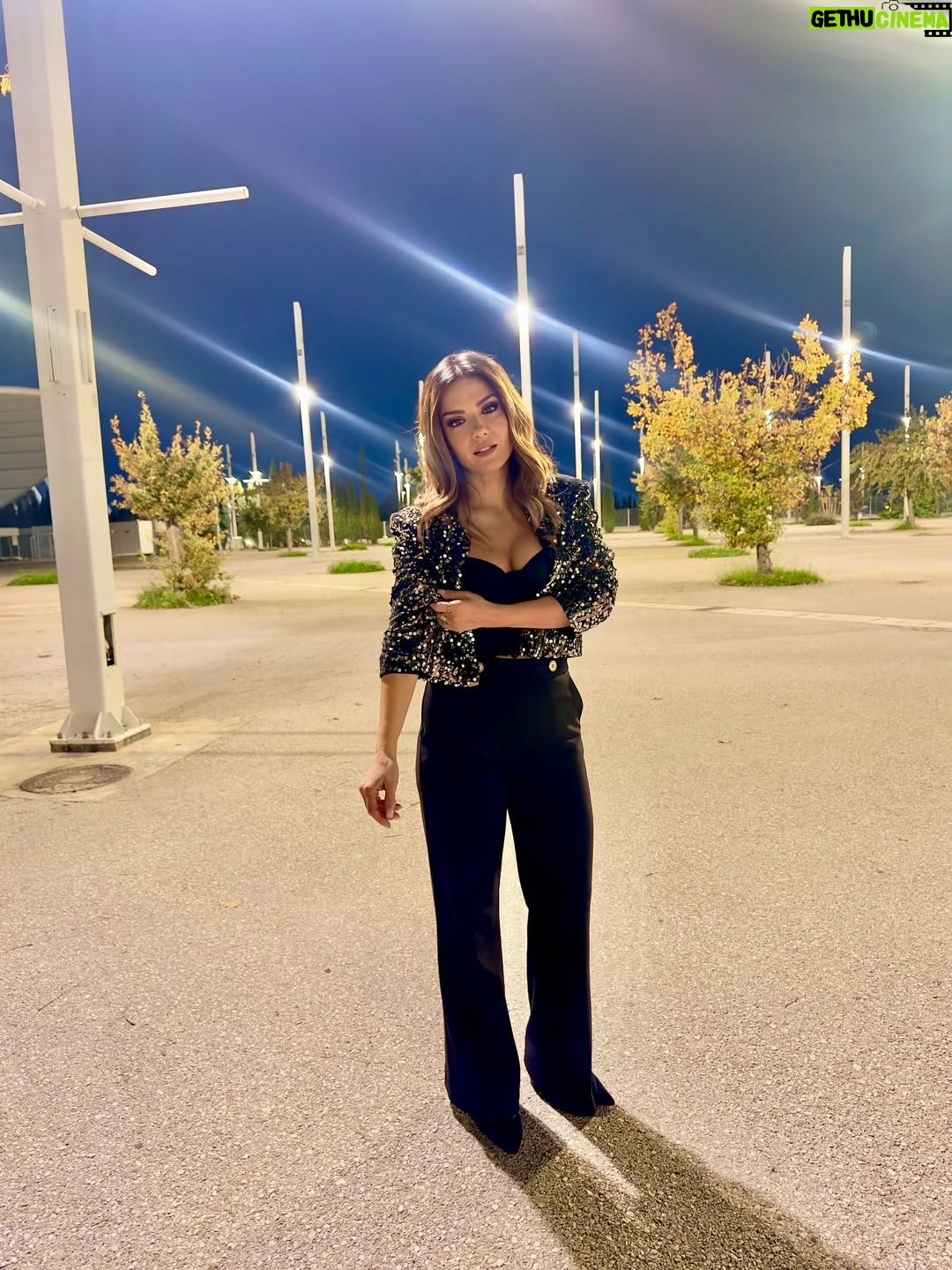 Vaso Laskaraki - 33.5K Likes - Sparkling in the night 🌙✨
——————————————
#shiny #walkingaround #wensdayvibes #jacket by @dorinasavva