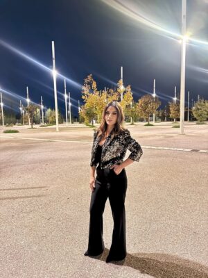 Vaso Laskaraki Instagram - Sparkling in the night 🌙✨
——————————————
#shiny #walkingaround #wensdayvibes #jacket by @dorinasavva