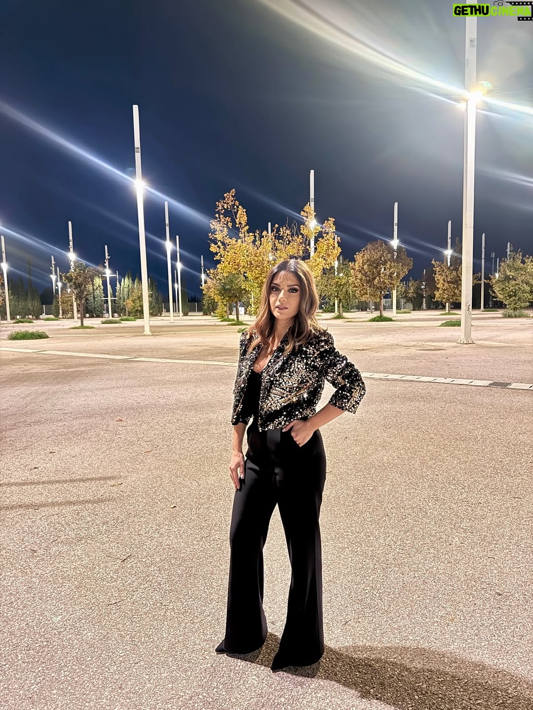 Vaso Laskaraki - 33.5K Likes - Sparkling in the night 🌙✨
——————————————
#shiny #walkingaround #wensdayvibes #jacket by @dorinasavva