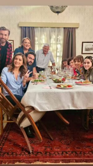 Vaso Laskaraki Instagram - Πρώτο τραπέζι Χαμπέων σήμερα …. 
Ανάθεμα κι αν σταυρώσαμε ατάκα από τα γέλια 😝😝😝😝😝
#tosoisou #season6