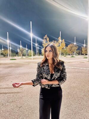 Vaso Laskaraki Instagram - Sparkling in the night 🌙✨
——————————————
#shiny #walkingaround #wensdayvibes #jacket by @dorinasavva