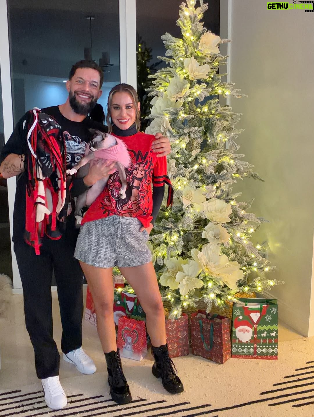 Vero Rodríguez - 36.5K Likes - Merry Xmas from Our family to Yours 

Feliz Navidad de nuestra familia a la suya.