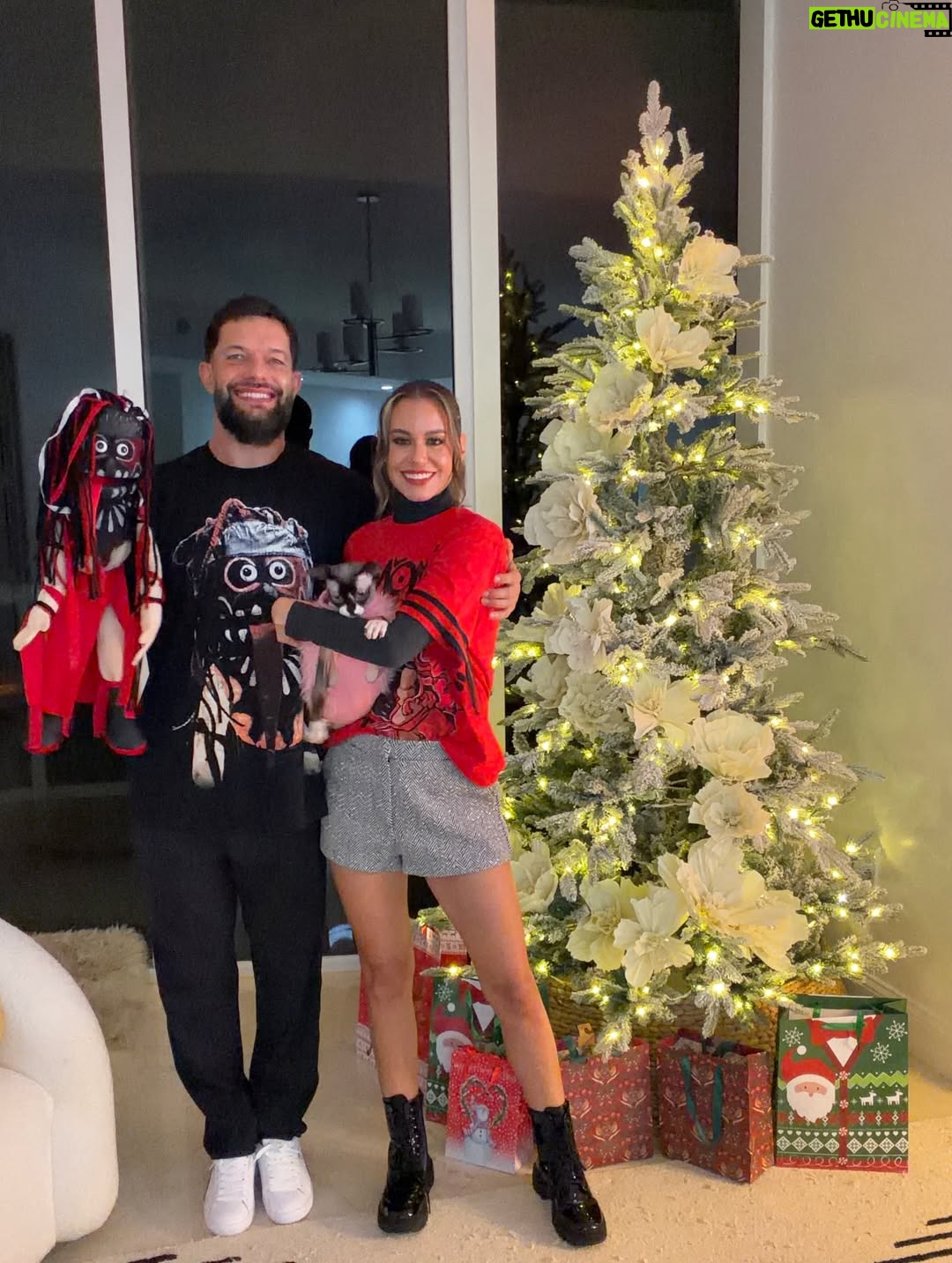 Vero Rodríguez - 36.5K Likes - Merry Xmas from Our family to Yours 

Feliz Navidad de nuestra familia a la suya.