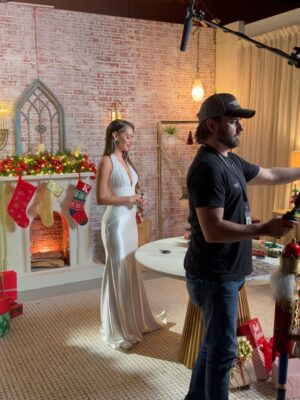 Vero Rodríguez Instagram - Para el guapísimo promo navideño de @telemundo @telemundodeportes me pusieron chulísima. 
Dress @benditoclosetstyle ✨