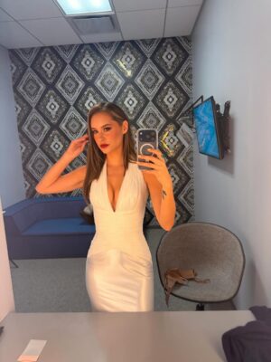Vero Rodríguez Instagram - Para el guapísimo promo navideño de @telemundo @telemundodeportes me pusieron chulísima. 
Dress @benditoclosetstyle ✨