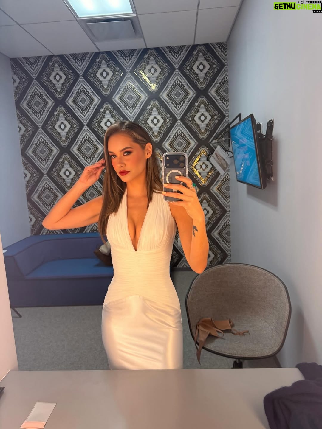 Vero Rodríguez - 5.3K Likes - Para el guapísimo promo navideño de @telemundo @telemundodeportes me pusieron chulísima. 
Dress @benditoclosetstyle ✨