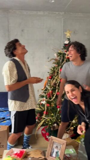 Verónica Álvarez Instagram - Esta Navidad @lucasglg recibió un regalo de 🫘🫘🫘 Nunca mostró la galleta así que se las dejo en stories jeje

Te queremos mucho Luquisssss! Que lindo momento!!!!!! Cuando frijol crezca, le enseñaremos este video 🤣🤣🤣