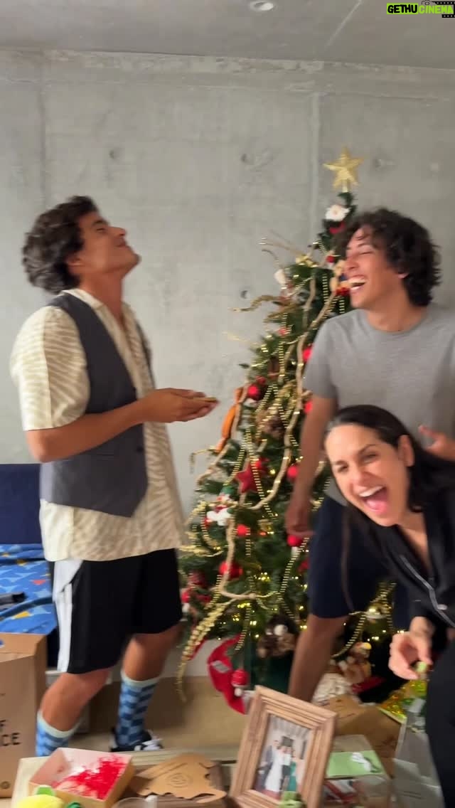 Verónica Álvarez - 8.8K Likes - Esta Navidad @lucasglg recibió un regalo de 🫘🫘🫘 Nunca mostró la galleta así que se las dejo en stories jeje

Te queremos mucho Luquisssss! Que lindo momento!!!!!! Cuando frijol crezca, le enseñaremos este video 🤣🤣🤣