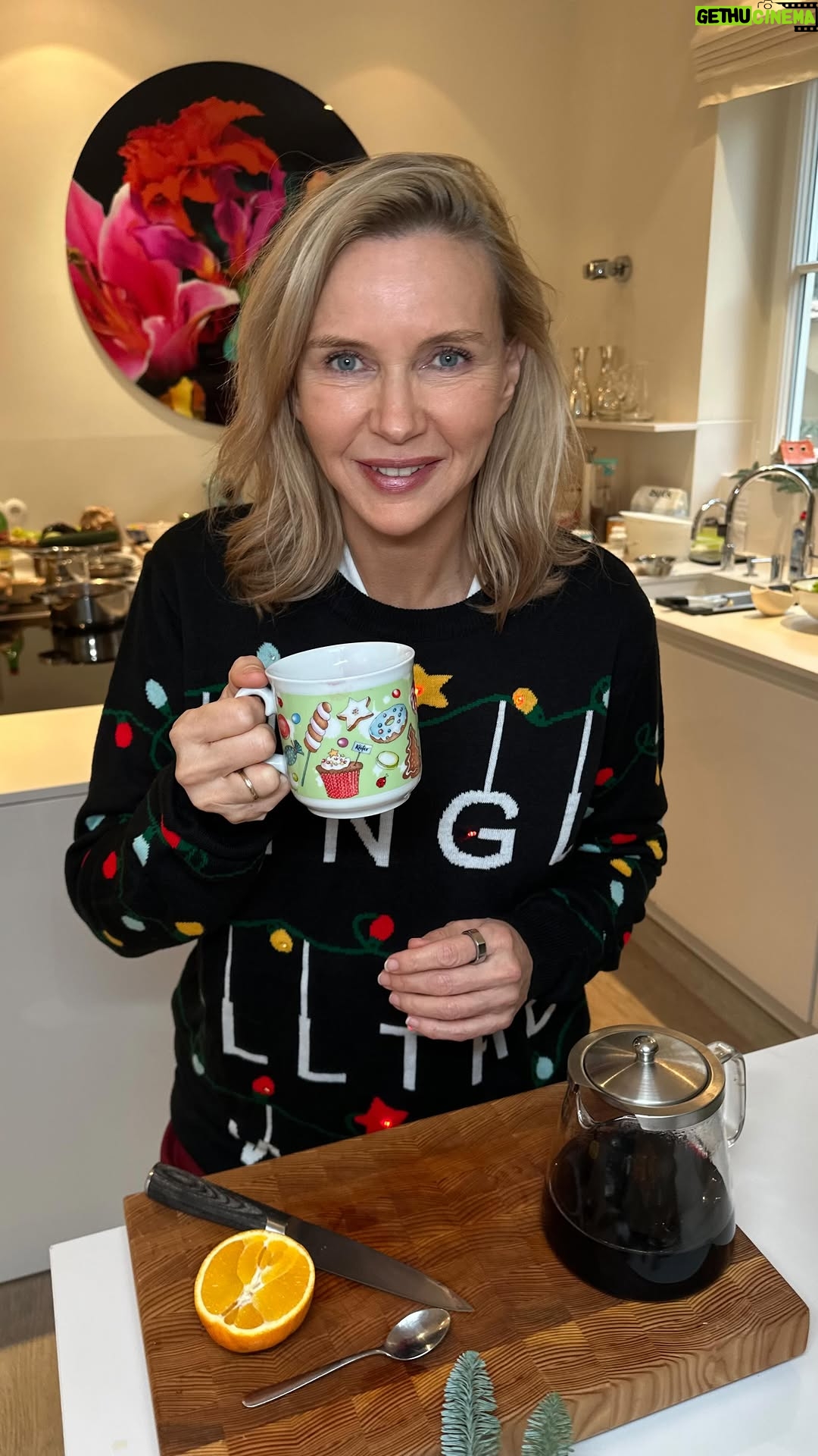 Veronica Ferres - 2.2K Likes - Wenn es draußen richtig kalt wird und ich keine Lust auf den Weihnachtsmarkt habe, mache ich mir zuhause einen heißen Punsch. 🍷

Ganz gemütlich und entspannt. Welches Getränk darf für euch in der Winterzeit auf keinen Fall fehlen? ☕

#punsch #wintermomente #weihnachtszeit