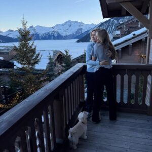 Veronica Ferres Instagram - Zeitlos. 
Schwerelos. 
Nur Dankbarkeit - 
zwischen den Jahren @lillykrug.🩶

#dankbarkeit #family