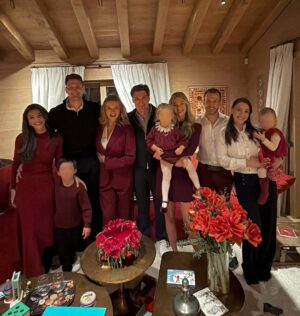 Veronica Ferres Instagram - Frohe Weihnachten von unserer Familie an euch! 🎄😊
 
Diese Tage sind für uns ein Moment des Innehaltens. Ein Fest der Liebe, des Friedens und der Menschlichkeit. 
 
Deshalb wünschen wir vor allem denen, die unterdrückt werden, Freiheit. Denen, die sich im Krieg befinden, Frieden. Denen, die krank sind, Heilung. Denen, die Sorgen haben, Zuversicht sowie Lösungen und denen, die einsam sind, Liebe.

#weihnachten #familie