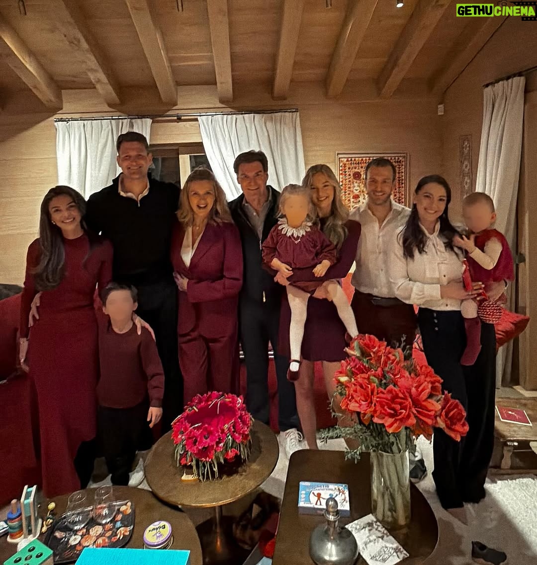 Veronica Ferres - 11.1K Likes - Frohe Weihnachten von unserer Familie an euch! 🎄😊
 
Diese Tage sind für uns ein Moment des Innehaltens. Ein Fest der Liebe, des Friedens und der Menschlichkeit. 
 
Deshalb wünschen wir vor allem denen, die unterdrückt werden, Freiheit. Denen, die sich im Krieg befinden, Frieden. Denen, die krank sind, Heilung. Denen, die Sorgen haben, Zuversicht sowie Lösungen und denen, die einsam sind, Liebe.

#weihnachten #familie