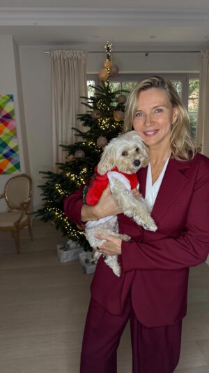 Veronica Ferres Instagram - Schickes Outfit oder lieber gemütlich im Pullover? 👗

Ich habe beides ausprobiert… und mein Favorit ist
eindeutig.😁
Wie verbringt ihr Weihnachten am liebsten?

#weihnachtsoutfit #heiligabend #outfitwechsel